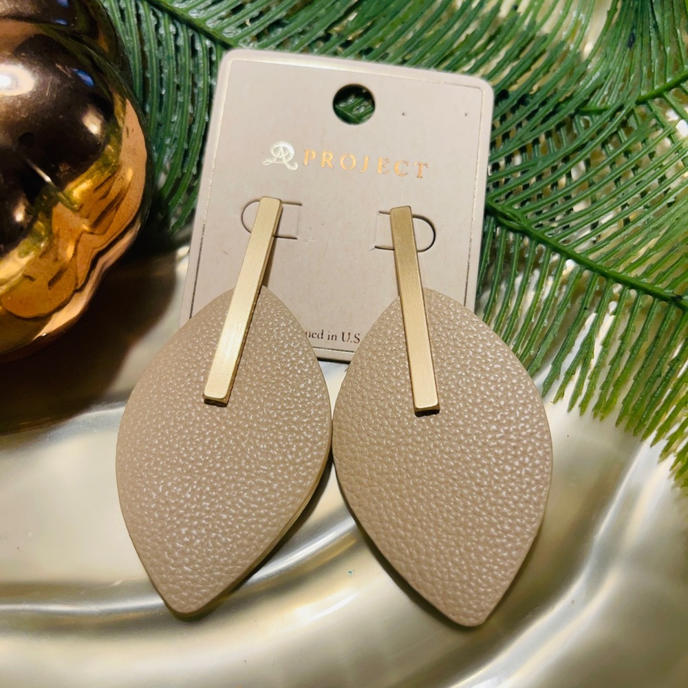 Earrings: Leather leaf with gold
